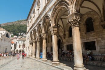Ik liep weer verder langs het Rectors Paleis waar tegenwoordig het Historisch Museum van Dubrovnik is gehuisvest.