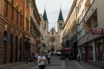 De Strossmayerova straat die uitkomt bij de Heilige Hart Kathedraal. De grootste kathedraal van Bosnië, gebouwd met de Notre Dame uit Parijs als voorbeeld.
