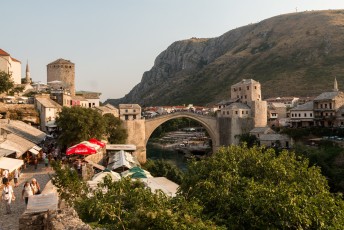 En als je dan een stukje verder loopt dan kom je bij de wereldberoemde brug van Mostar.