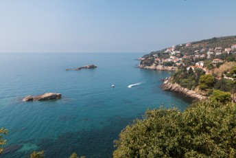 De Adriatische kustlijn gezien vanuit het oude centrum van Ulqin.