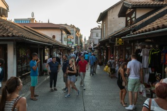 De kalverstraat van Sarajevo zogezegd, met alleen maar souvernirwinkels en kebabzaken.