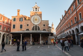 De klok op deze San Giacomo di Rialto kerk was beroemd omdat hij nooit op tijd liep.