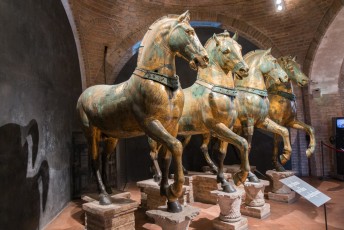 Deze paarden stonden eerst in Istanbul, later op het balkon voor de kerk.