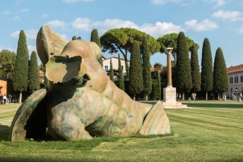 Op het Piazza dei Miracoli ligt ook nog deze Gevallen Engel en op de pilaar staat de wolf met Romulus and Remus.