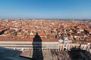 Het uitzicht over de stad vanaf de klokketoren (Campanile di San Marco).