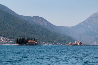 De eilandjes gezien vanuit het dorp Perast.