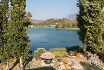 Dus gaf hij me zijn eigen penthouse, met mooi uitzicht en 's morgens een frisse duik in het Bacinska meer.