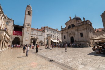 Even verderop staan dan vlnr. het Sponza paleis en de Sint Blaise kerk met ervoor Orlando's Column ter ere van de ridder die de stad redde van een belegering in de 9de eeuw.