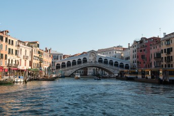Dit is de beroemde Rialto brug, de oudste van de vier bruggen die het Canale Grande overspannen.