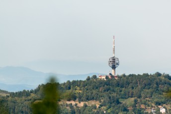 De TV-toren die in de oorlog aan gort is geschoten maar nog wel overeind staat.