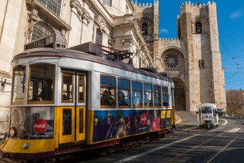 De kathedraal van Lissabon, behalve de trammetjes stikt het er tegenwoordig ook van de tuktuks.