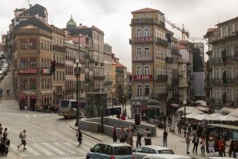 De Rua das Flores (rechts) ideaal voor toeristen met vele restaurantjes en winkels.