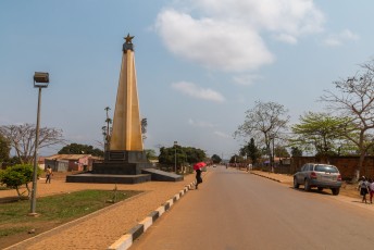 Dit is het monument ter ere van de soldaten die hun leven voor het vaderland lieten. Het staat in M'banza Congo.