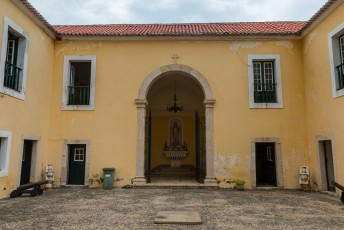 De standbeelden staan voor het fort São Sebastião, speciaal gebouwd om Hollanders te weren. Mooi niet gelukt want ik was er toch.