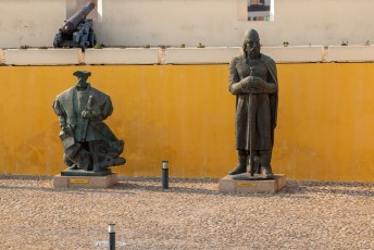 Dat ukkie links is Vasco da Gama. Rechts staat Alfonso Henriques, de eerste koning van Portugal.