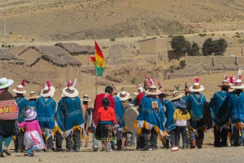 Ook in de dorpjes onderweg naar La Paz werd druk feest gevierd.