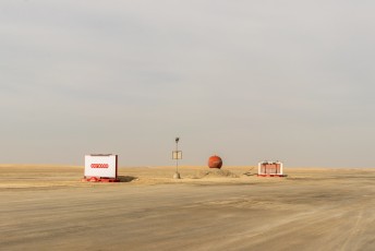 Midden in de woestijn reclameborden.