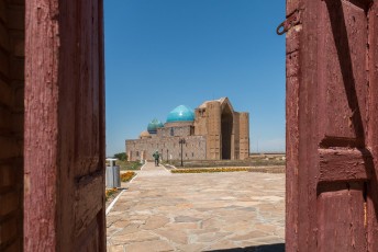 Rondom het mausoleum staan verschillende moskeeën, zoals de Hilvet Semi Moskee.