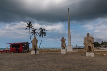 Aan het eind van mijn walking tour kwam ik bij het fort met de standbeelden van João de Santarém, Pêro Escobar en João de Paiva. De ontdekkers van de eilanden dus,  en een hamburgertent.