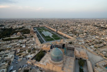 Weer terug bij het begin, het Naqsh-e Jahan Imam plein, gezien vanuit het zuiden met de Masjed-e Sjah moskee op de voorgrond.