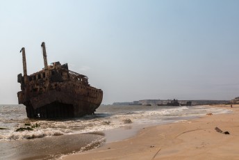 Ik was een tijdje in de hoofdstad Luanda, en een populaire dagtrip vanuit daar is dit strand met gestrande schepen.