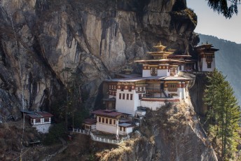 Goeroe Rinpoche vloog ooit vanuit Tibet op de rug van een tijgerin naar de grot waar nu dit klooster staat/hangt.