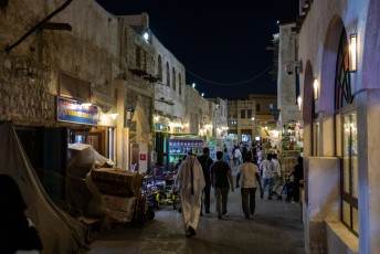 De eerste avond sjokten we door de Souq Waqif, dit deel is de vogeltjesmarkt.