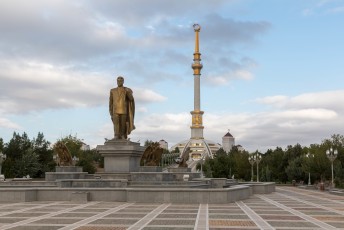 Wederom een standbeeld van Turkmenbashi, deze staat voor het Onafhankelijkheidsmonument.