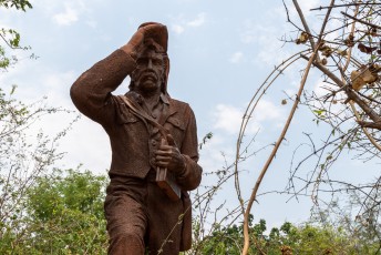 's Middags liepen we nog even door het Mosi-oa-Tunya park, waar dit standbeeld van mijn grote voorbeeld David Livingstone staat.
