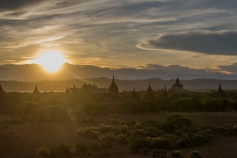 eindelijk is het zover, de zonsondergang boven Bagan