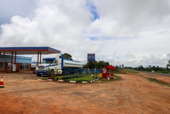 En deze benzinepomp hanteert prijzen in Mozambikaanse Metical, terwijl de weg dus in Malawi ligt.