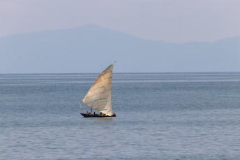 De bootjes op het Tanganyika meer  in Burundi lijken nogal op de oosterse dow bootjes.