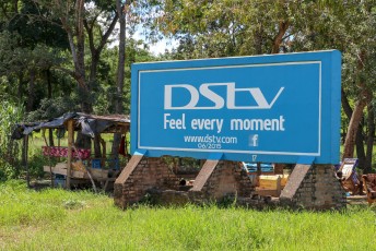 In plaats van reclameposters te plakken worden de billboards in Malawi keurig geschilderd.