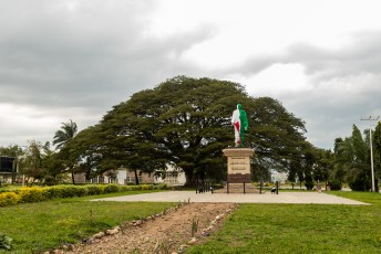 Het in de vlag ingepakte beeld van Lowie Rwagasore, kroonprins en vrijheidsstrijder. Hij werd (door de Belgen?) vermoordt vlak voordat Burundi onafhankelijk werd.