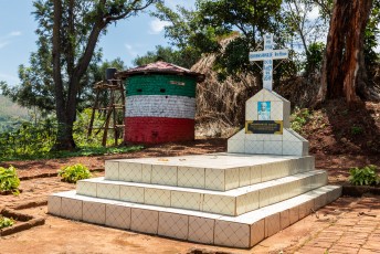 Dit is het graf van Antime Baranshakaje, de voormalige leider van de wereldberoemde drummers van Gishora.