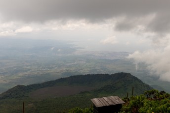 Vanaf de top zie je o.a. Lake Kivu en de grensplaatsen Gisenyi/Goma.