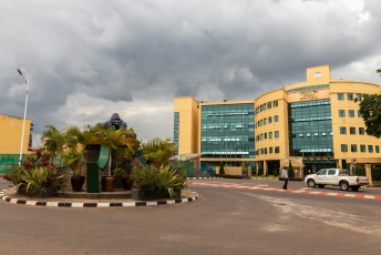 Wij reden van Burundi zo Kigali, de hoofdstad van Rwanda in. Hier het stadhuis met een standbeeld van de burgermeester ervoor. :-D