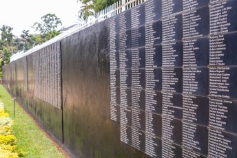 Vervolgens togen wij naar het Genocide Museum. Hier zijn een hoop slachtoffers begraven, hun namen staan op deze muur. Je ziet dat hele families in één keer zijn uitgemoord.