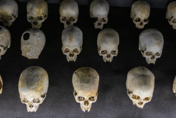 Aan sommige schedels is te zien dat er nogal primitieve werktuigen werden gebruikt om de Tutsi's af te maken.