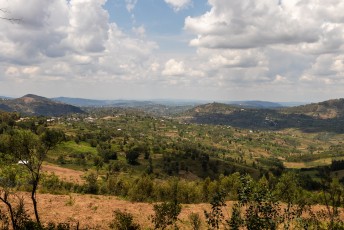 We reden weer terug naar Butare door het land van de duizend heuvels.