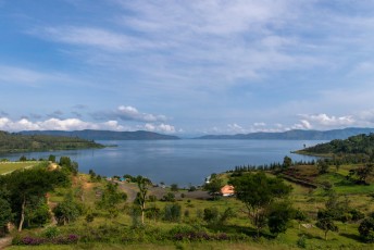 ....dus wij bleven maar niet in het bos kamperen en reden door naar het Ishara Beach hotel aan het Kivu meer.