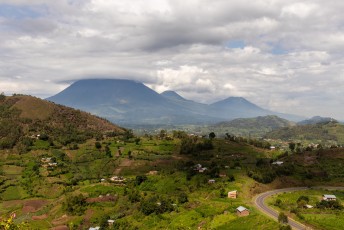 De volgende dag gingen we op weg naar het Queen Elizabeth park in het noorden. Het is duidelijk waarom deze regio Virunga Volcano Mountains heet.