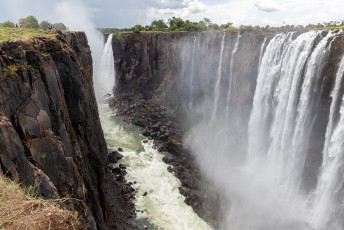 Het gedeelte op de foto waar geen (nooit) water valt heet Livingstone Island, vanaf daar zag David de watervallen voor het eerst.