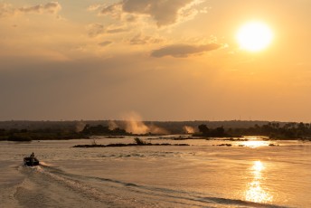 We reden verder naar Livingstone, waar we hadden afgesproken voor een sunset cocktail bij de Victoria Watervallen....