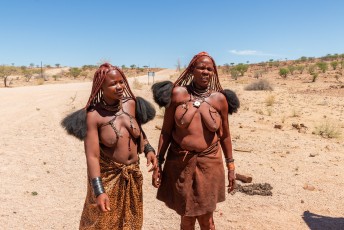 We gingen het westen eens bekijken, onderweg daar naartoe ontmoeten we deze Himba vrouwen.