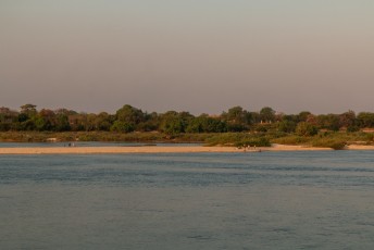 Ik had haast want ik moest Lucía ophalen in Zambia, dus ik tufte in één keer door naar de grens waar ik voor het eerst de Zambezi rivier zag. Die zou ik nog beter leren kennen dan me lief was.