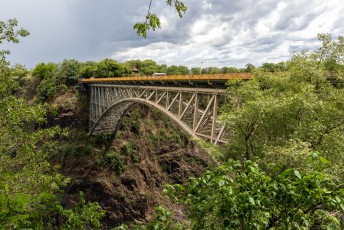 De brug over de tweede canyon verbindt hier Zambia met Zimbabwe.