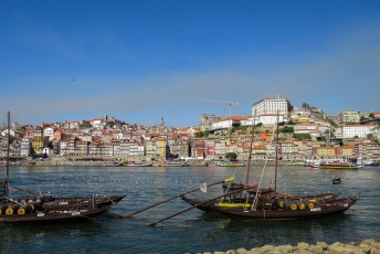 Het plein en het historisch centrum gezien vanaf de andere kant van de Douro rivier.