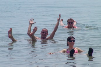 Aansluitend gingen wij dood in de drijvende zee. Sorry, ik bedoel natuurlijk: drijven in de dode zee.