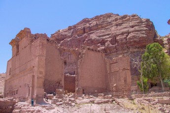 De tempel van Dushares, ook wel Qasr Al-Bint is enorm. Zestig bij zestig meter en er werden waarschijnlijk drie goden aanbeden.